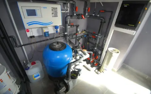 Système de filtration de piscine enterrée : pompe, filtre bleu, régulation automatique. Avis sur cette technique locale.
