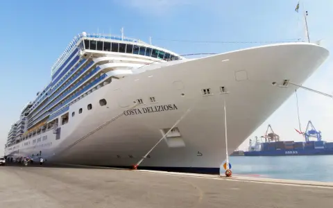 Imbarco crociera Costa Deliziosa: quanto tempo prima arrivare al porto? Passeggeri si preparano a salire a bordo.