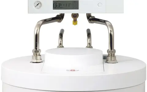 Nowoczesny piec gazowy kondensacyjny z cyfrowym wyświetlaczem i manometrem. Widoczne przyłącza hydrauliczne.