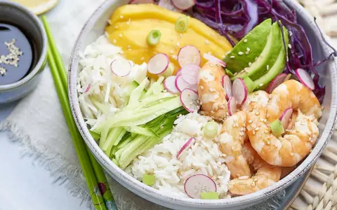 Un délicieux bol de riz avec crevettes, avocat, mangue, concombre, radis et chou rouge. Une salade crevette avocat parfaite pour un repas léger.
