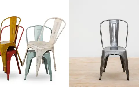 Empilement de chaises en métal colorées, style industriel, rappelant l'héritage de tolix la manufacture. Une chaise argentée se tient seule sur un parquet.