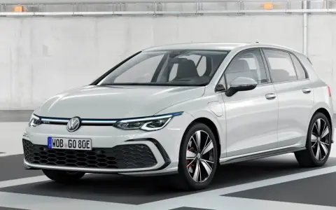 Golf 8 blanco, con detalles GTE y llantas deportivas. Sus medidas son ideales para la ciudad.