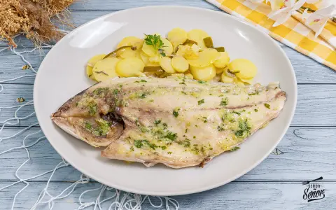 Dorada al horno con patatas panaderas, un plato principal delicioso y saludable.