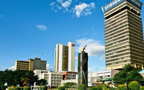 Główne miasto Zambii, Lusaka, z charakterystycznym budynkiem Samsung i fontanną z orłem.
