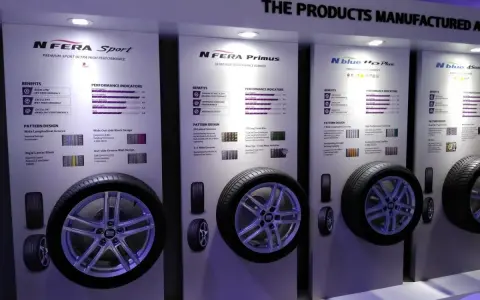 Nexen to firma produkująca opony. Na wystawie prezentowane są modele N Fera Sport, N Fera Primus i N Blue HD Plus, z opisami ich zalet i parametrów.