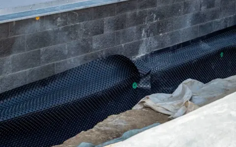 Schutzschicht für die dachterrasse abdichten. Noppenbahn schützt die Wand vor Feuchtigkeit.