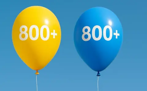 Dwa balony, żółty i niebieski, z napisem "800+". Kiedy złożyć wniosek o 800 plus?