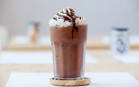 Pyszny shake czekoladowy z bitą śmietaną i polewą. Idealny przepis na deser.