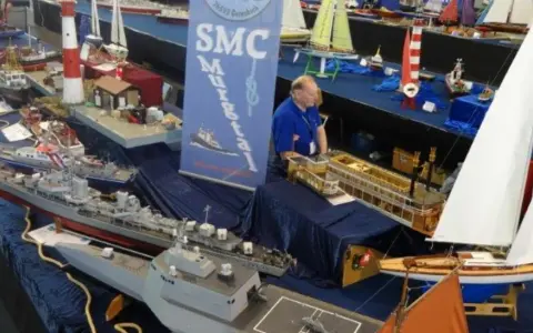 Modellbaumesse Friedrichshafen: detailreiche Schiffsmodelle, von Kriegsschiffen bis zu Segelyachten, laden zum Staunen ein. Preise sind auf Anfrage.