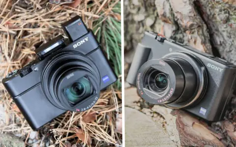 Dwa aparaty Sony RX100 II leżą na naturalnym tle. Jeden na igliwiu, drugi na korze drzewa.