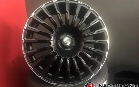 Cerchi in lega neri con dettagli diamantati, perfetti per dare un look aggressivo alla tua Range Rover.