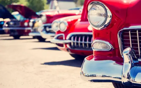 Una fila di auto d'epoca rosse scintillanti, un vero spettacolo per gli occhi. Dopo quanti anni un'auto diventa d'epoca?