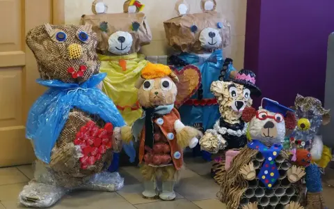 Kreatywne, ekologiczne zabawki z recyklingu. Jak zrobić takie misie? Z papieru, plastiku i korków!