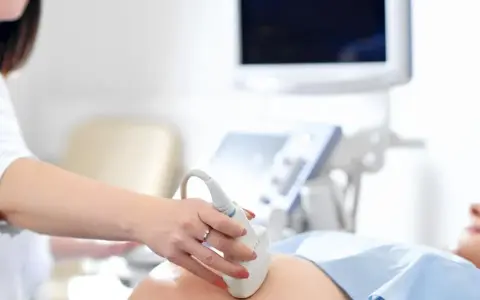 Lekarz wykonuje USG brzucha pacjentki, badając wątrobę pod kątem objawów cholestazy.