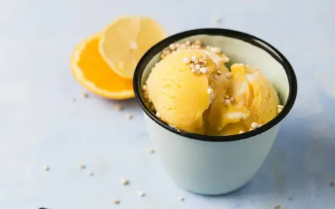 Erfrischendes, selbstgemachtes Orangeneis mit Zitronenscheiben und gepufften Amaranth-Körnern. Perfekt für heiße Tage!
