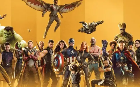 Wielka gromada marvel postacie: Hulk, Kapitan Ameryka, Thor, Iron Man, Czarna Wdowa, Star-Lord, Groot i inni gotowi do walki.