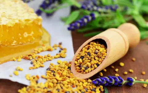 Miele, polline e lavanda, ingredienti naturali per scoprire i propoli benefici.