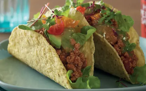 Två läckra vegetariska tacos med avokado, tomat och grönsaker. Perfekt för en snabb och smakrik måltid.