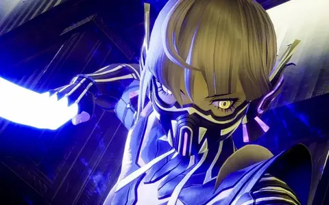Personaje de Shin Megami Tensei V con armadura azul y dorada, máscara y ojos amarillos brillantes, emitiendo luz azul.