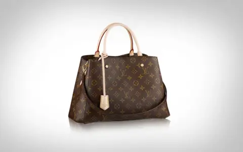 Brązowa torebka Louis Vuitton z monogramem, uchwytami i paskiem na ramię.