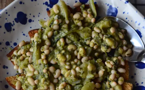 Marenna salentina: fagiolini e cicorie su pane abbrustolito, un piatto tipico pugliese.