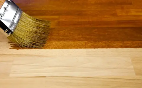 Application d'une teinture bois naturelle pour un fini chaleureux.