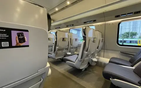 Puste siedzenia w wagonie 1 klasa intercity. Czysto i nowocześnie, idealnie na podróż.