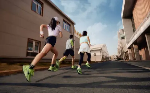 Tre persone corrono un'ora al giorno in città, con scarpe da ginnastica verdi brillanti che spiccano.