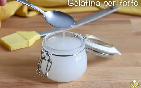 Gelatina per torte fatta in casa, limpida e lucida, pronta per essere spalmata con un pennello.