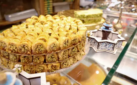 Ein Turm aus leckerer Baklava mit Pistazien, perfekt, um zum Zuckerfest zu gratulieren.