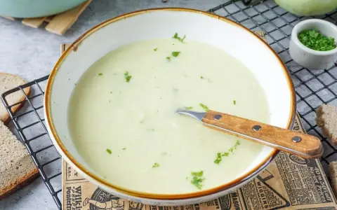 Cremige Kohlrabisuppe, perfekt für ein wärmendes Kohlrabisuppe rezept. Mit frischer Petersilie garniert und Brot serviert.