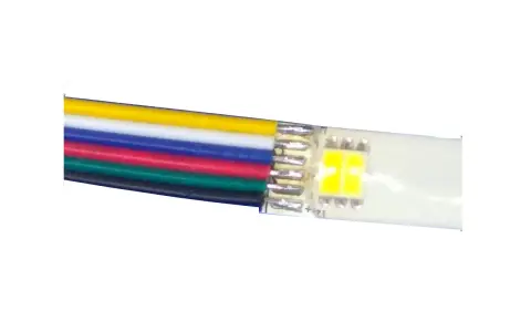Kolorowe przewody podłączone do taśmy LED RGB. Dowiedz się, jak łączyć taśmy LED RGB, aby uzyskać efektowne oświetlenie.