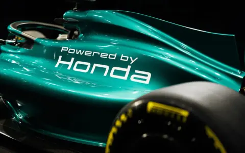 Der Aston Martin Rennwagen in Türkis trägt stolz das "Powered by Honda" Logo.