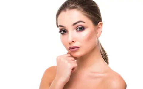 Portrait d'une jeune femme au maquillage sophistiqué, mettant en valeur ses magnifiques sourcils à la libanaise.
