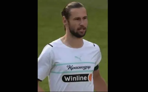 Piłkarz w białej koszulce z napisem "Krasnodar" i logo "Winline". To właśnie tam Krychowiak gra.