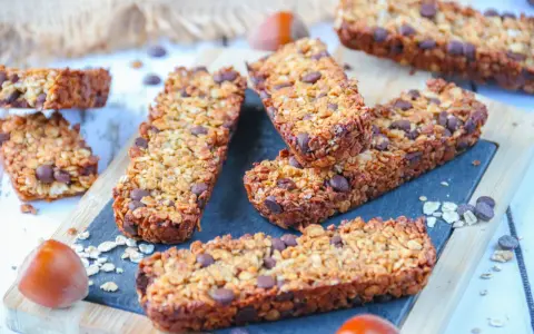 Délicieuses barres de céréales maison, parfaites pour un en-cas sain. Cette recette facile ravira petits et grands.