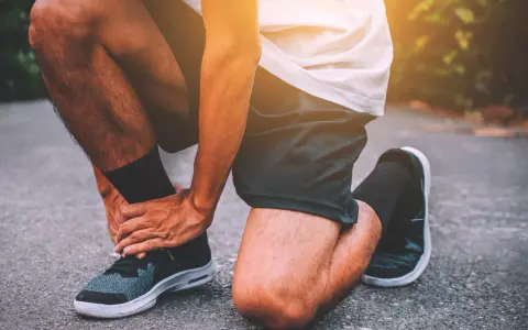 Corredor con dolor en el tobillo, buscando calzado para tendinitis peroneos.