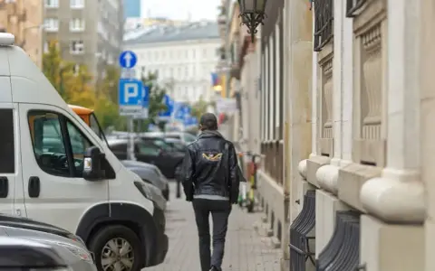Ile wynosi mandat za parkowanie na chodniku? Uniknij wysokich kar