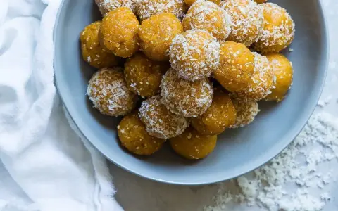 Kulki proteinowe w wiórkach kokosowych, idealne do szybkiego przygotowania według prostego przepisu.