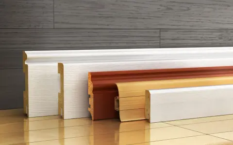 Variedad de rodapiés de madera y PVC, listos para instalar. Aprende como poner rodapiés y renueva tus espacios.