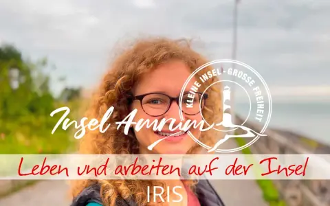 Iris, die das Leben und Arbeiten auf Amrum genießt, lächelt in die Kamera. Ein Kreis mit einem Leuchtturm und der Aufschrift "Kleine Insel - Große Freiheit" umrahmt ihr Gesicht.