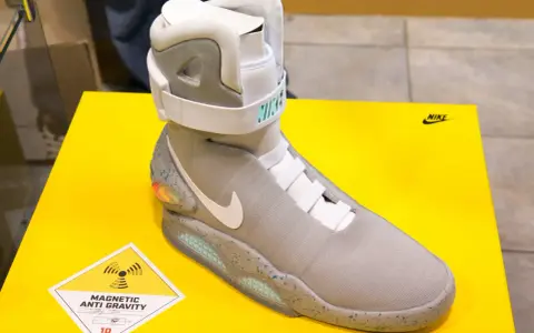 Nike Mag, najdroższe buty na świecie, z technologią "Magnetic Anti Gravity", prezentowane na żółtym tle.