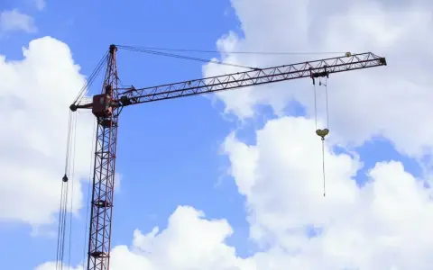 Żuraw a dźwig: Czy wiesz, czym się różnią? Sprawdź teraz!