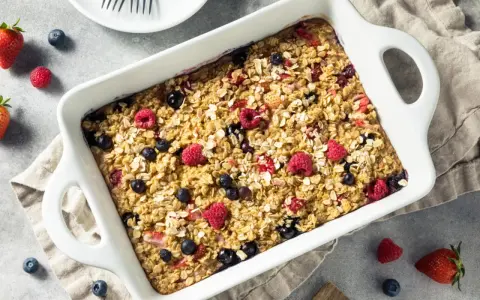 Herzhaftes Beeren-Haferflocken-Gericht im Ofen, perfekt für gesunde Haferflocken Rezepte zum Abnehmen.