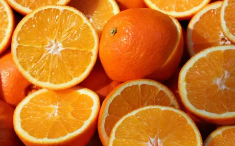 Pomarańcze, idealne do drinków z Cointreau triple sec. Soczyste plastry i całe owoce tworzą apetyczny obraz.