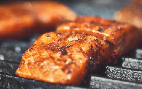 Saftige Lachsfilets mit Kräutern und Gewürzen werden auf dem Grill zubereitet. Der Lachs grillen ist ein Genuss!