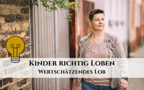 Frau mit Glühbirne-Symbol und Text "Kinder richtig loben". Wertschätzendes Lob für Kinder.