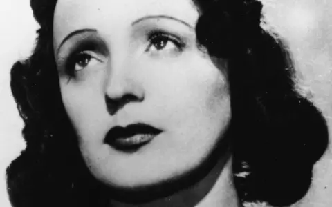 Edith Piaf, ikona francuskich piosenek, z charakterystycznym spojrzeniem i burzą ciemnych włosów.