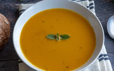 Aksamitna marchwianka z miętą, podana z chrupiącym chlebem. Idealna na chłodne dni.