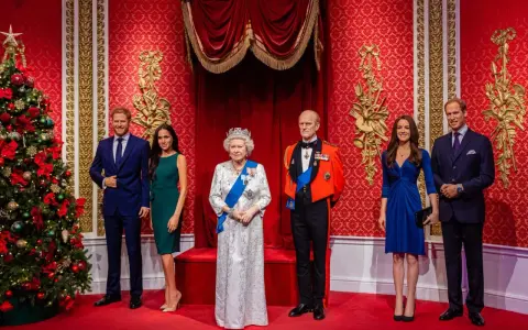 Figury królewskie w muzeum figur woskowych Londyn: Elżbieta II, książę Filip, książę Harry, Meghan Markle, książę William i Kate Middleton.